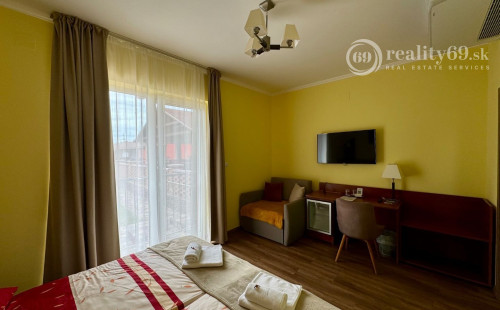 MAĎARSKO - MEZŐKÖVESD  PENZIÓN S 11 APARTMÁNMI, TERASA, ALTÁNOK, DETSKÉ IHRISKO, PARKING.