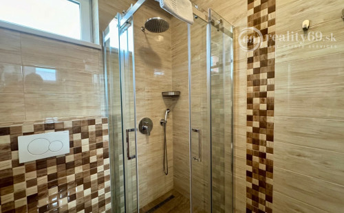 MAĎARSKO - MEZŐKÖVESD  PENZIÓN S 11 APARTMÁNMI, TERASA, ALTÁNOK, DETSKÉ IHRISKO, PARKING.