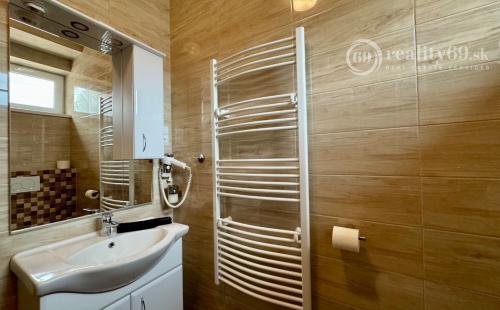 MAĎARSKO - MEZŐKÖVESD  PENZIÓN S 11 APARTMÁNMI, TERASA, ALTÁNOK, DETSKÉ IHRISKO, PARKING.