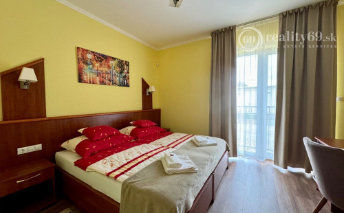 MAĎARSKO - MEZŐKÖVESD  PENZIÓN S 11 APARTMÁNMI, TERASA, ALTÁNOK, DETSKÉ IHRISKO, PARKING.