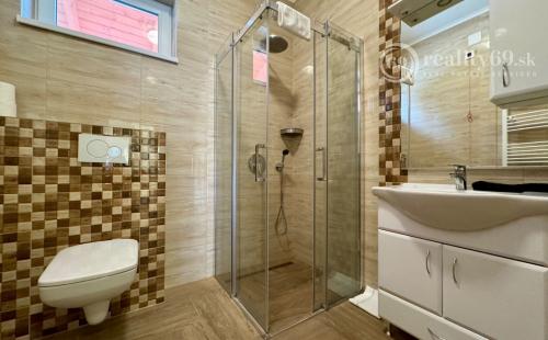 MAĎARSKO - MEZŐKÖVESD  PENZIÓN S 11 APARTMÁNMI, TERASA, ALTÁNOK, DETSKÉ IHRISKO, PARKING.