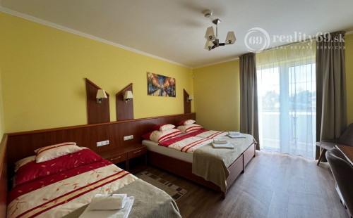 MAĎARSKO - MEZŐKÖVESD  PENZIÓN S 11 APARTMÁNMI, TERASA, ALTÁNOK, DETSKÉ IHRISKO, PARKING.