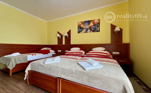 MAĎARSKO - MEZŐKÖVESD  PENZIÓN S 11 APARTMÁNMI, TERASA, ALTÁNOK, DETSKÉ IHRISKO, PARKING.