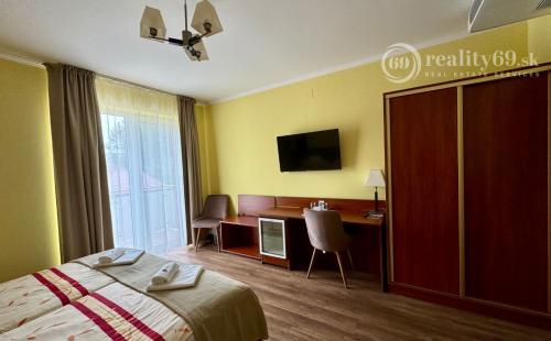 MAĎARSKO - MEZŐKÖVESD  PENZIÓN S 11 APARTMÁNMI, TERASA, ALTÁNOK, DETSKÉ IHRISKO, PARKING.