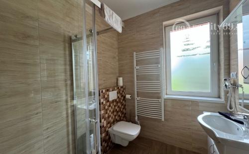 MAĎARSKO - MEZŐKÖVESD  PENZIÓN S 11 APARTMÁNMI, TERASA, ALTÁNOK, DETSKÉ IHRISKO, PARKING.