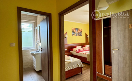 MAĎARSKO - MEZŐKÖVESD  PENZIÓN S 11 APARTMÁNMI, TERASA, ALTÁNOK, DETSKÉ IHRISKO, PARKING.