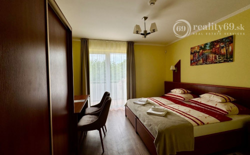 MAĎARSKO - MEZŐKÖVESD  PENZIÓN S 11 APARTMÁNMI, TERASA, ALTÁNOK, DETSKÉ IHRISKO, PARKING.