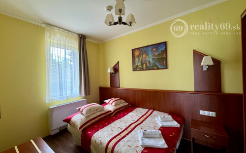 MAĎARSKO - MEZŐKÖVESD  PENZIÓN S 11 APARTMÁNMI, TERASA, ALTÁNOK, DETSKÉ IHRISKO, PARKING.