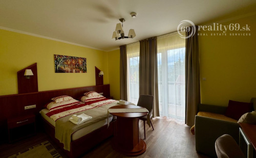 MAĎARSKO - MEZŐKÖVESD  PENZIÓN S 11 APARTMÁNMI, TERASA, ALTÁNOK, DETSKÉ IHRISKO, PARKING.