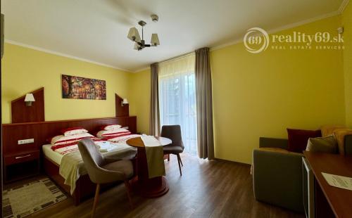 MAĎARSKO - MEZŐKÖVESD  PENZIÓN S 11 APARTMÁNMI, TERASA, ALTÁNOK, DETSKÉ IHRISKO, PARKING.