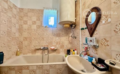 MAĎARSKO - SZALONNA 4 IZBOVÝ POSCHODOVÝ RODINNÝ DOM S VEĽKÝM POZEMKOM 2000 M2