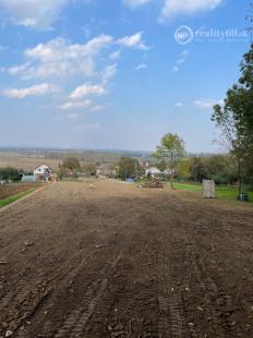 PERÍN CHYM - VYŠNÝ LANEC - STAVEBNÝ POZEMOK NA SUPER MIESTE 1.820 M2.