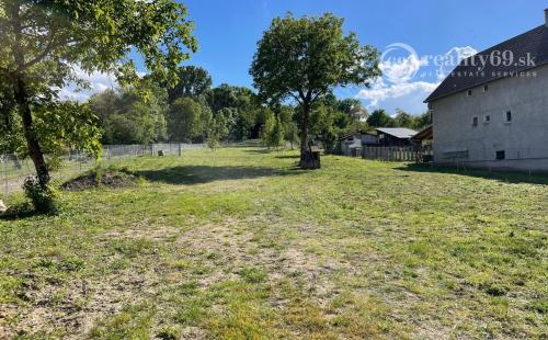 PERÍN CHYM - VYŠNÝ LANEC - STAVEBNÝ POZEMOK NA SUPER MIESTE 1.820 M2.