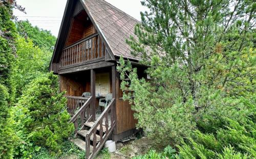 BOHDANOVCE - POSCHODOVÁ DREVENÁ CHATA, UPRAVENÝ POZEMOK.