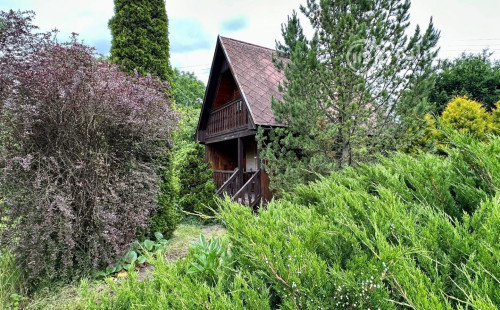 BOHDANOVCE - POSCHODOVÁ DREVENÁ CHATA, UPRAVENÝ POZEMOK.