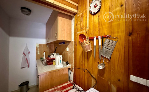 BOHDANOVCE - POSCHODOVÁ DREVENÁ CHATA, UPRAVENÝ POZEMOK.