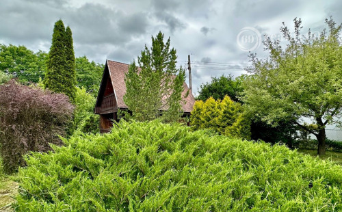 BOHDANOVCE - POSCHODOVÁ DREVENÁ CHATA, UPRAVENÝ POZEMOK.