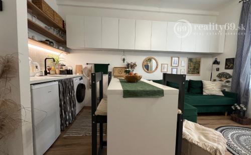 STARÉ MESTO - KOMENSKÉHO MODERNÝ 2,5 IZBOVÝ BYT, LODŽIA.