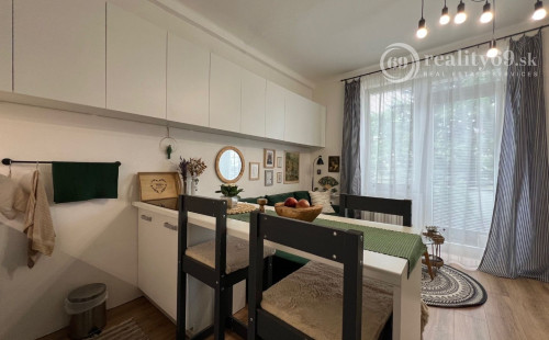 STARÉ MESTO - KOMENSKÉHO MODERNÝ 2,5 IZBOVÝ BYT, LODŽIA.