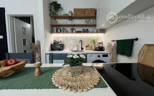 STARÉ MESTO - KOMENSKÉHO MODERNÝ 2,5 IZBOVÝ BYT, LODŽIA.