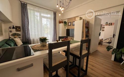 STARÉ MESTO - KOMENSKÉHO MODERNÝ 2,5 IZBOVÝ BYT, LODŽIA.