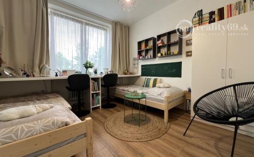 STARÉ MESTO - KOMENSKÉHO MODERNÝ 2,5 IZBOVÝ BYT, LODŽIA.