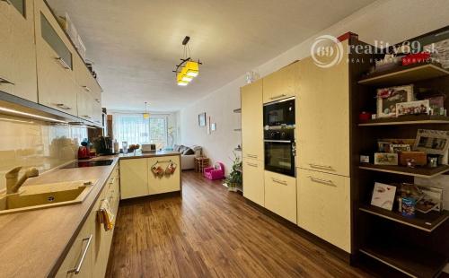 REZERVOVANÉ - FURČA - KOMPLEX NA HORE - 3 IZBOVÝ KOMPLETNE ZARIADENÝ BYT 84 M2, 2 BALKÓNY.