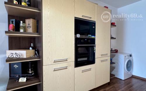 REZERVOVANÉ - FURČA - KOMPLEX NA HORE - 3 IZBOVÝ KOMPLETNE ZARIADENÝ BYT 84 M2, 2 BALKÓNY.