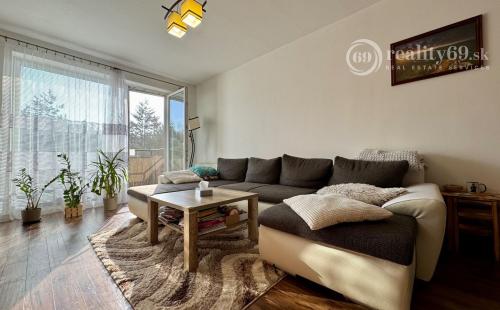 REZERVOVANÉ - FURČA - KOMPLEX NA HORE - 3 IZBOVÝ KOMPLETNE ZARIADENÝ BYT 84 M2, 2 BALKÓNY.