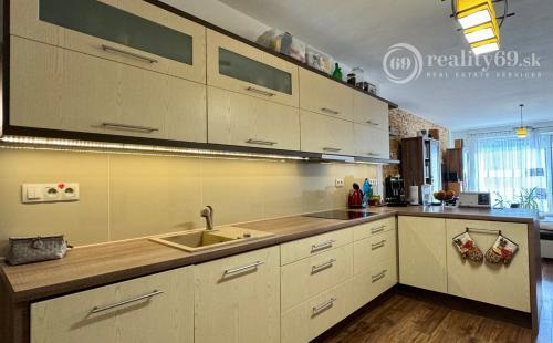 REZERVOVANÉ - FURČA - KOMPLEX NA HORE - 3 IZBOVÝ KOMPLETNE ZARIADENÝ BYT 84 M2, 2 BALKÓNY.