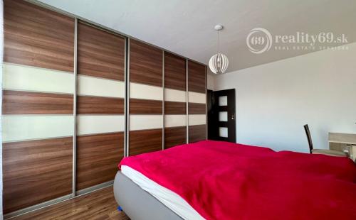 REZERVOVANÉ - FURČA - KOMPLEX NA HORE - 3 IZBOVÝ KOMPLETNE ZARIADENÝ BYT 84 M2, 2 BALKÓNY.