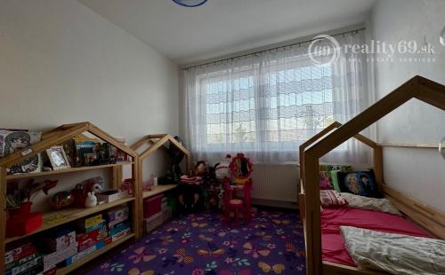 REZERVOVANÉ - FURČA - KOMPLEX NA HORE - 3 IZBOVÝ KOMPLETNE ZARIADENÝ BYT 84 M2, 2 BALKÓNY.