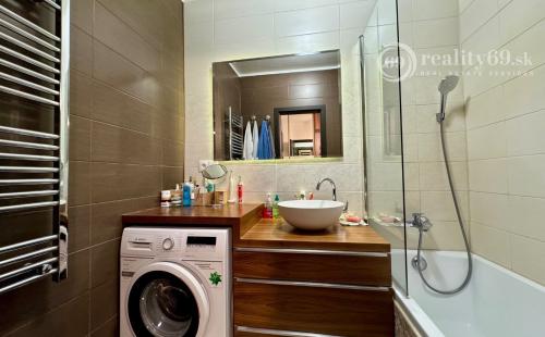 REZERVOVANÉ - FURČA - KOMPLEX NA HORE - 3 IZBOVÝ KOMPLETNE ZARIADENÝ BYT 84 M2, 2 BALKÓNY.