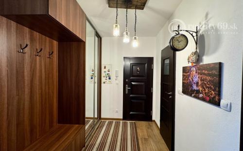 REZERVOVANÉ - FURČA - KOMPLEX NA HORE - 3 IZBOVÝ KOMPLETNE ZARIADENÝ BYT 84 M2, 2 BALKÓNY.