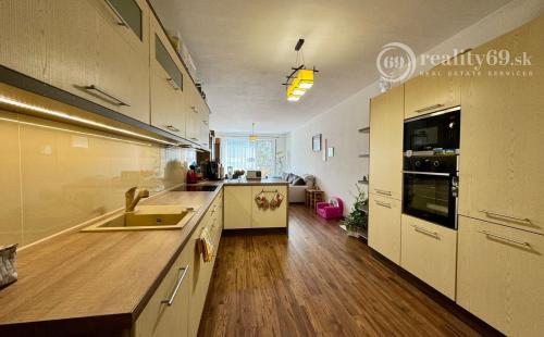 REZERVOVANÉ - FURČA - KOMPLEX NA HORE - 3 IZBOVÝ KOMPLETNE ZARIADENÝ BYT 84 M2, 2 BALKÓNY.