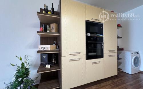 REZERVOVANÉ - FURČA - KOMPLEX NA HORE - 3 IZBOVÝ KOMPLETNE ZARIADENÝ BYT 84 M2, 2 BALKÓNY.