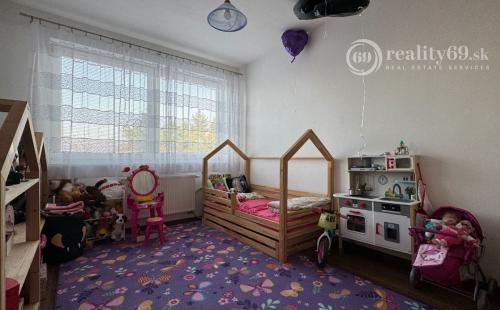 REZERVOVANÉ - FURČA - KOMPLEX NA HORE - 3 IZBOVÝ KOMPLETNE ZARIADENÝ BYT 84 M2, 2 BALKÓNY.