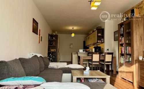 REZERVOVANÉ - FURČA - KOMPLEX NA HORE - 3 IZBOVÝ KOMPLETNE ZARIADENÝ BYT 84 M2, 2 BALKÓNY.