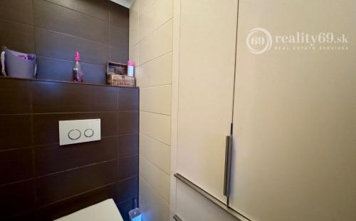 REZERVOVANÉ - FURČA - KOMPLEX NA HORE - 3 IZBOVÝ KOMPLETNE ZARIADENÝ BYT 84 M2, 2 BALKÓNY.