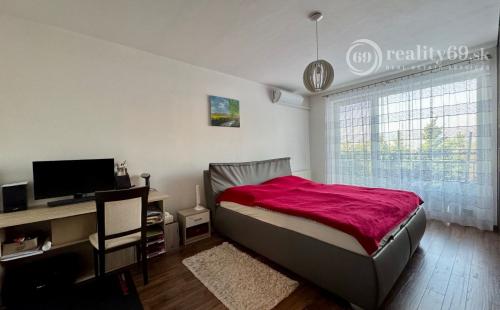 REZERVOVANÉ - FURČA - KOMPLEX NA HORE - 3 IZBOVÝ KOMPLETNE ZARIADENÝ BYT 84 M2, 2 BALKÓNY.