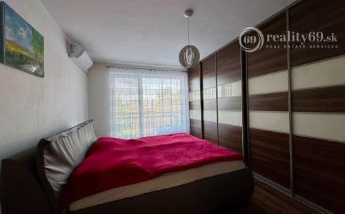 REZERVOVANÉ - FURČA - KOMPLEX NA HORE - 3 IZBOVÝ KOMPLETNE ZARIADENÝ BYT 84 M2, 2 BALKÓNY.