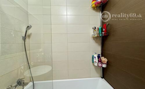 REZERVOVANÉ - FURČA - KOMPLEX NA HORE - 3 IZBOVÝ KOMPLETNE ZARIADENÝ BYT 84 M2, 2 BALKÓNY.