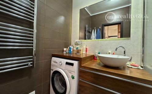 REZERVOVANÉ - FURČA - KOMPLEX NA HORE - 3 IZBOVÝ KOMPLETNE ZARIADENÝ BYT 84 M2, 2 BALKÓNY.