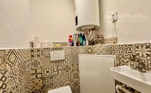 MAĎARSKO - KÉKED 3 IZBOVÁ CHALUPA -  RODINNÝ DOM S PEKNÝM POZEMKOM POHRANIČNÁ OBLASŤ.