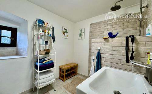 MAĎARSKO - KÉKED 3 IZBOVÁ CHALUPA -  RODINNÝ DOM S PEKNÝM POZEMKOM POHRANIČNÁ OBLASŤ.