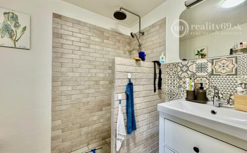 MAĎARSKO - KÉKED 3 IZBOVÁ CHALUPA -  RODINNÝ DOM S PEKNÝM POZEMKOM POHRANIČNÁ OBLASŤ.