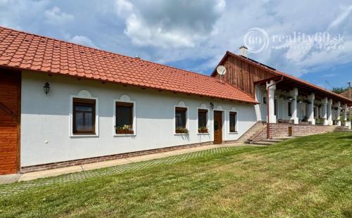 MAĎARSKO - BÓDVARÁKÓ ŠTÝLOVÝ STATOK VHODNÝ NA PENZIÓN- KOMPLETNÁ REKONŠTRUKCIA.