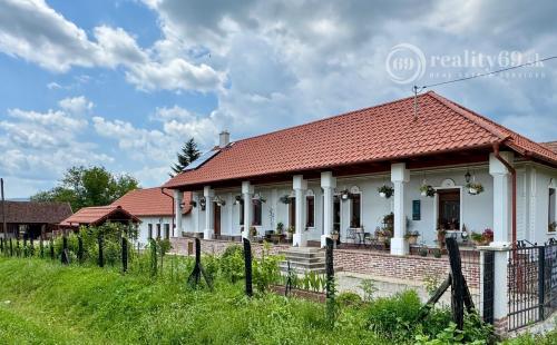 MAĎARSKO - BÓDVARÁKÓ ŠTÝLOVÝ STATOK VHODNÝ NA PENZIÓN- KOMPLETNÁ REKONŠTRUKCIA.