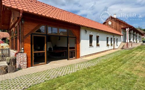 MAĎARSKO - BÓDVARÁKÓ ŠTÝLOVÝ STATOK VHODNÝ NA PENZIÓN- KOMPLETNÁ REKONŠTRUKCIA.