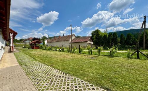 MAĎARSKO - BÓDVARÁKÓ ŠTÝLOVÝ STATOK VHODNÝ NA PENZIÓN- KOMPLETNÁ REKONŠTRUKCIA.